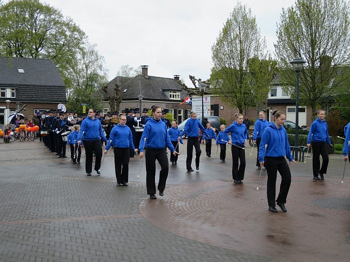 Kinderoptocht Hoonhorst na pittige regenbui - Foto: Wim