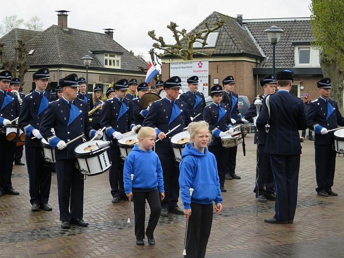 Kinderoptocht Hoonhorst na pittige regenbui - Foto: Wim