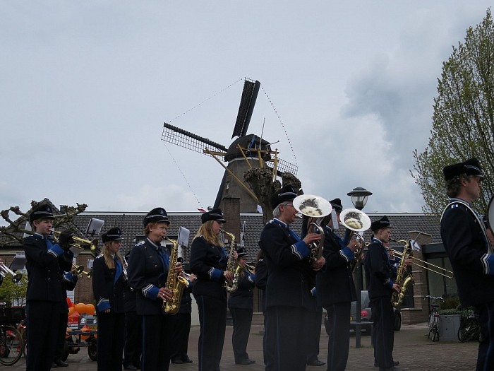 Kinderoptocht Hoonhorst na pittige regenbui - Foto: Wim