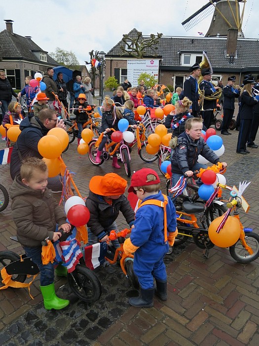Kinderoptocht Hoonhorst na pittige regenbui - Foto: Wim