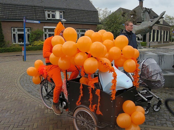 Kinderoptocht Hoonhorst na pittige regenbui - Foto: Wim