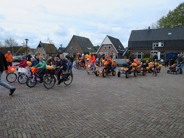 Kinderoptocht Hoonhorst na pittige regenbui - Foto: Wim
