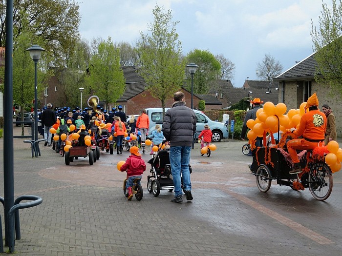 Kinderoptocht Hoonhorst na pittige regenbui - Foto: Wim