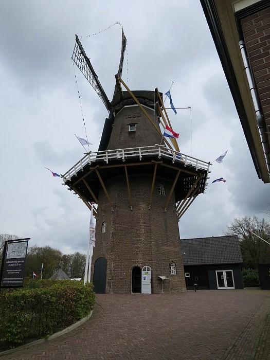 Kinderoptocht Hoonhorst na pittige regenbui - Foto: Wim