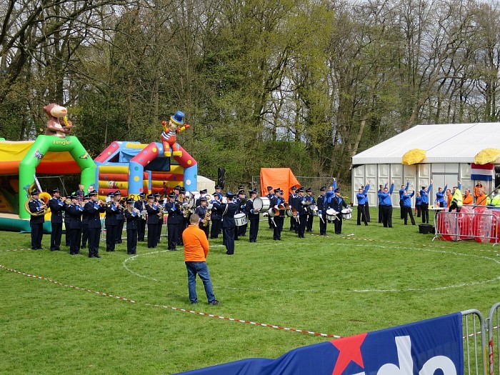 Kinderoptocht Hoonhorst na pittige regenbui - Foto: Wim