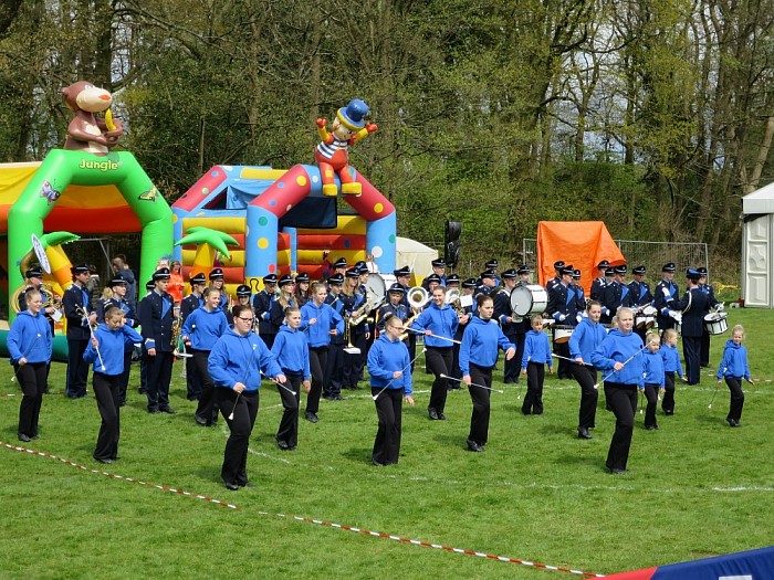 Kinderoptocht Hoonhorst na pittige regenbui - Foto: Wim