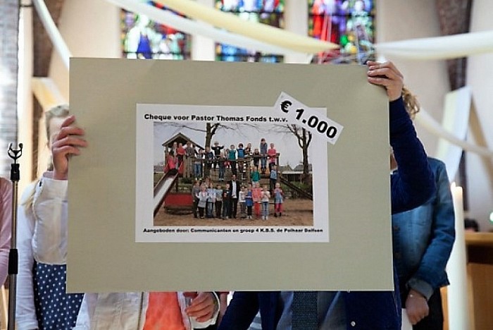 € 1000,00 en afscheid Pastor Thomas - Foto: Eigen geleverde foto