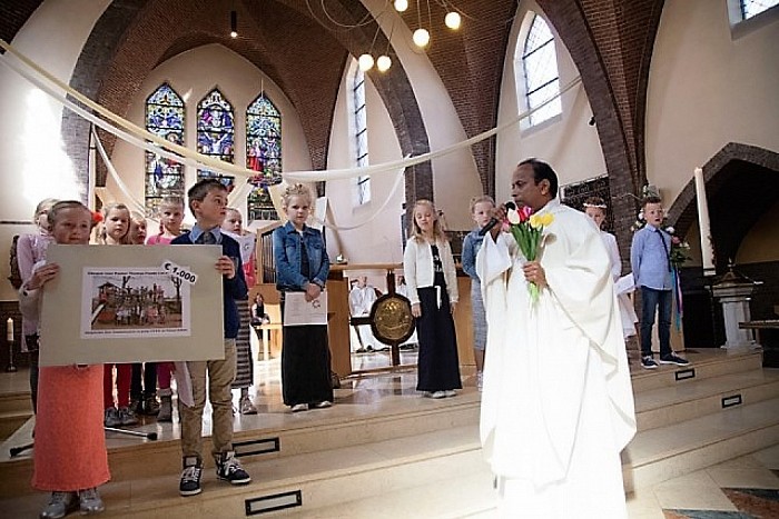 € 1000,00 en afscheid Pastor Thomas - Foto: Eigen geleverde foto