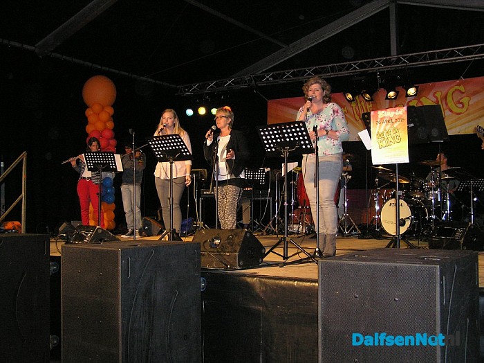 Sing for the King in de feesttent