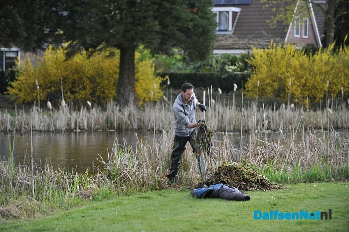 Visstekken gecreëerd aan de Polhaarweg vijver - Foto: Johan Bokma