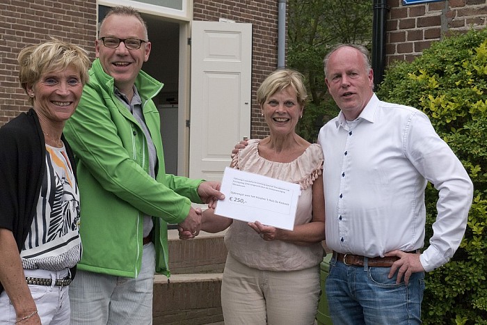 Gift van wandeltocht uit Nieuwleusen voor Hospice - Foto: Geert Bistervels