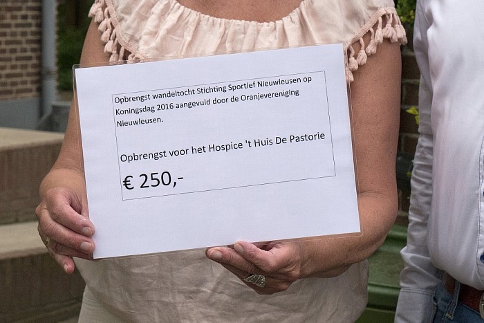 Gift van wandeltocht uit Nieuwleusen voor Hospice - Foto: Geert Bistervels