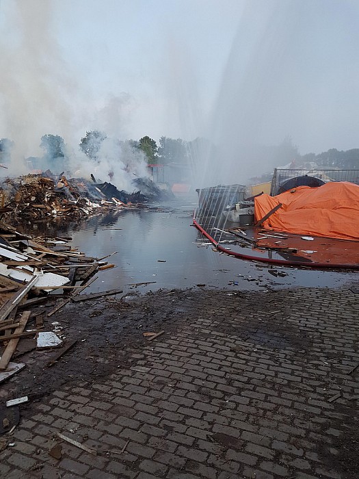Zeer grote brand bij afvalverwerker - Foto: Eigen geleverde foto