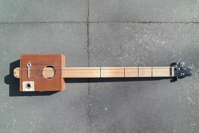 Workshop cigarbox gitaar bouwen in het Dalfser Kunstlokaal - Foto: Eigen geleverde foto
