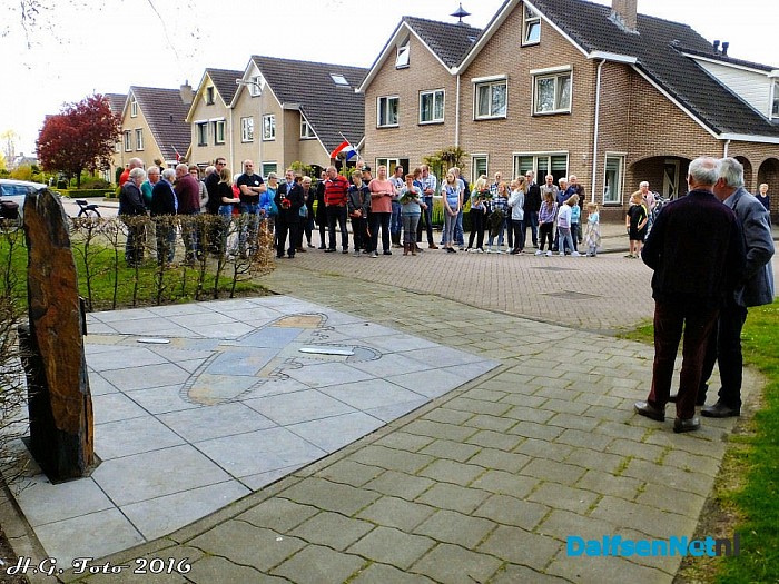 Herdenking neer gestorte Engelse vliegers in Oudleusen. - Foto: H.G. Foto
