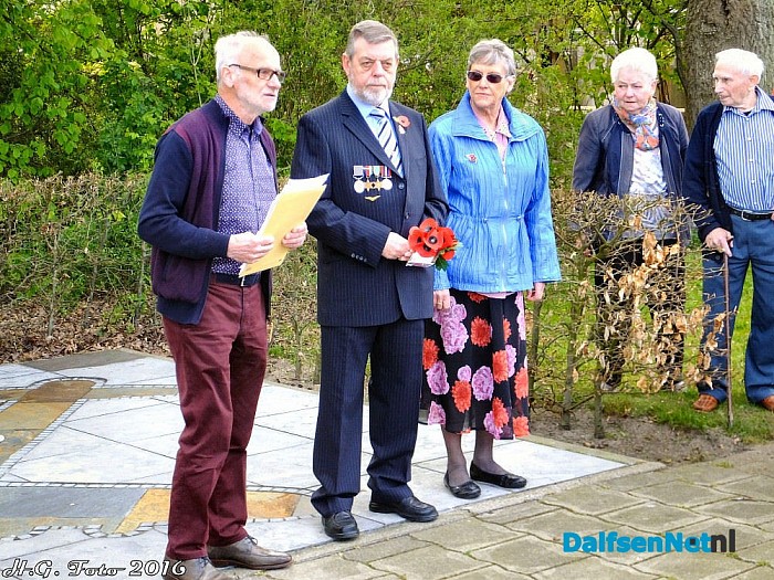 Herdenking neer gestorte Engelse vliegers in Oudleusen. - Foto: H.G. Foto