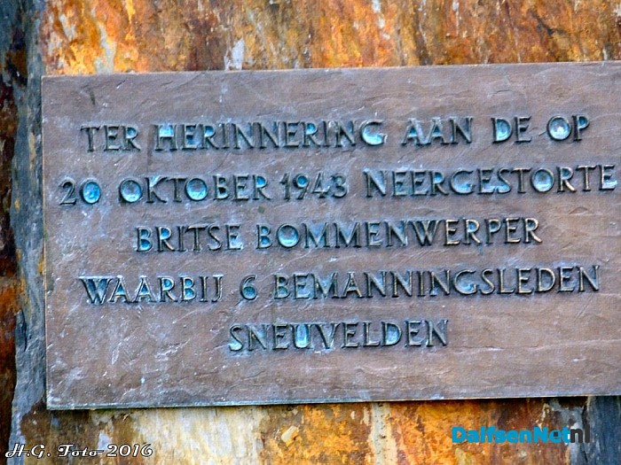 Herdenking neer gestorte Engelse vliegers in Oudleusen. - Foto: H.G. Foto