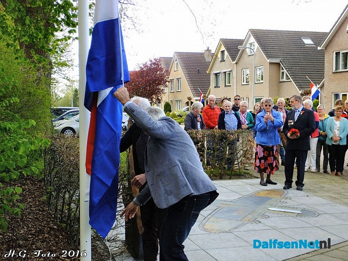 Herdenking neer gestorte Engelse vliegers in Oudleusen. - Foto: H.G. Foto
