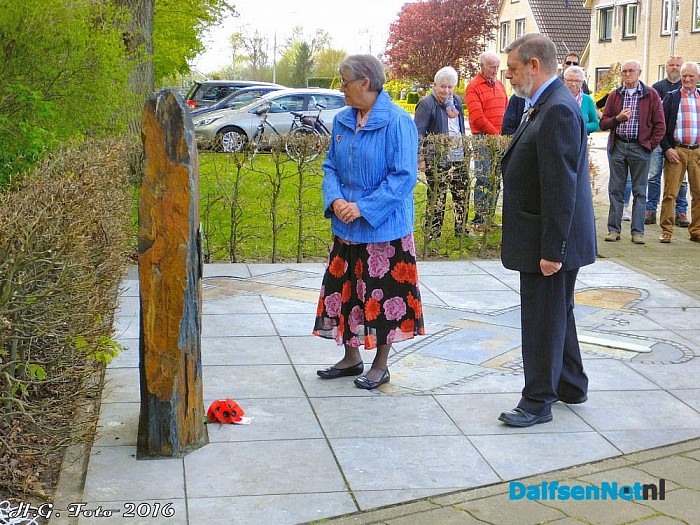 Herdenking neer gestorte Engelse vliegers in Oudleusen. - Foto: H.G. Foto
