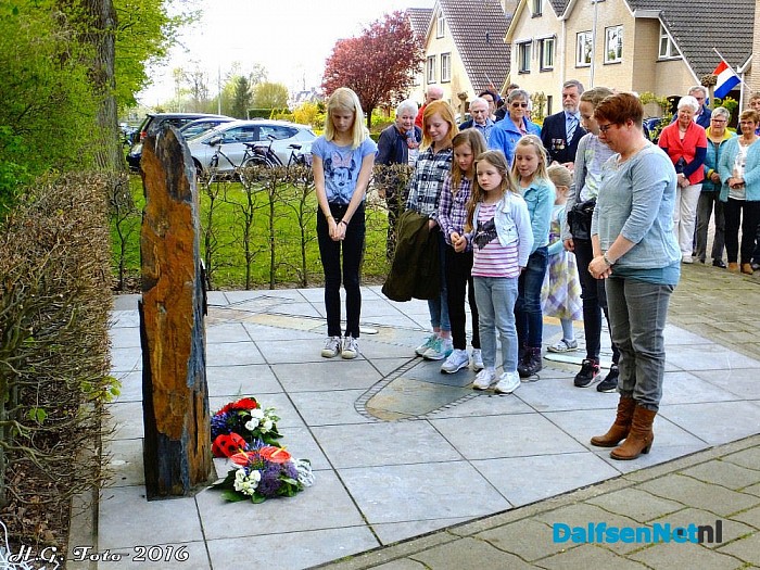 Herdenking neer gestorte Engelse vliegers in Oudleusen. - Foto: H.G. Foto