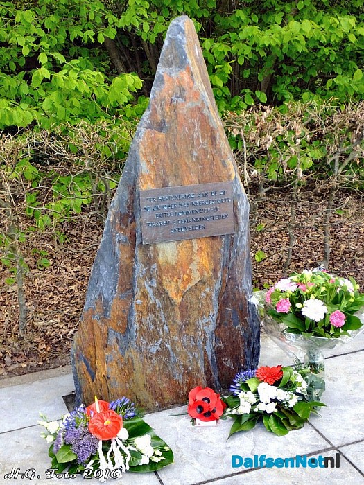 Herdenking neer gestorte Engelse vliegers in Oudleusen. - Foto: H.G. Foto