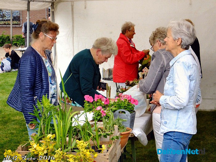 Voorjaarsmarkt in Oudleusen. - Foto: H.G. Foto