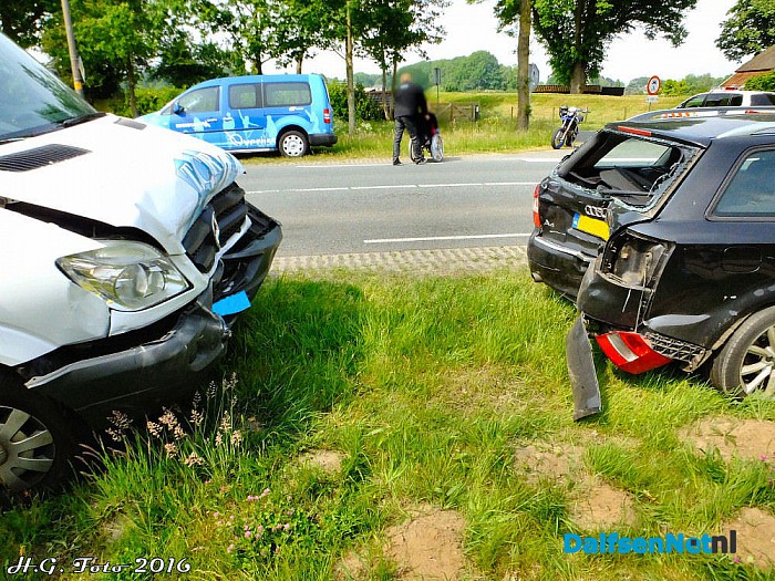 Aanrijding op de Poppenallee.(Foto update) - Foto: H.G. Foto