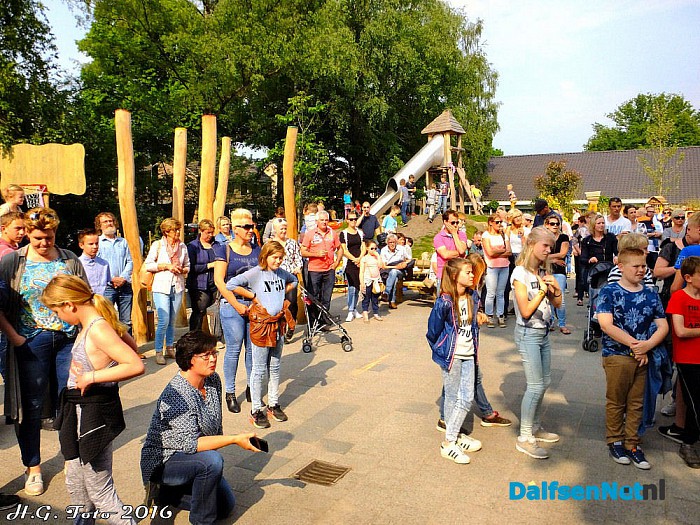 Opening groene schoolplein. - Foto: H.G. Foto