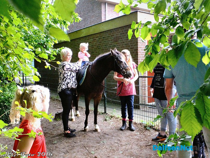 Opening groene schoolplein. - Foto: H.G. Foto