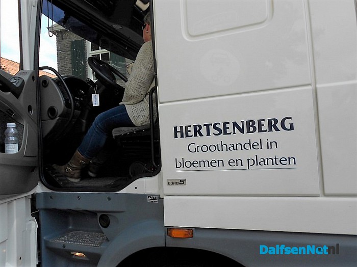 Prachtig: vrouw achter stuur vrachtwagen!