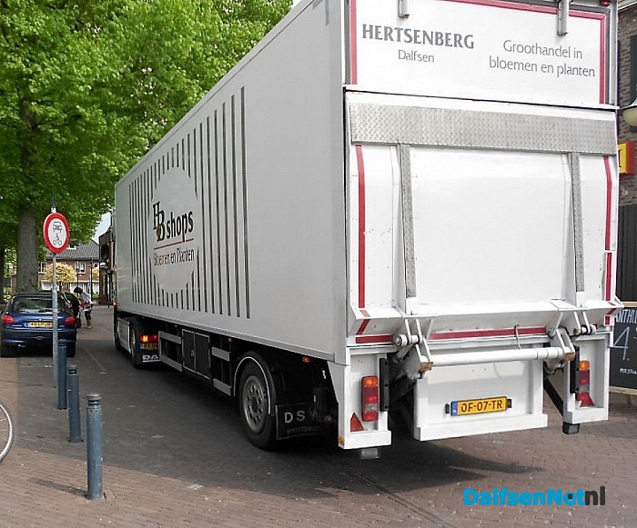 Prachtig: vrouw achter stuur vrachtwagen!