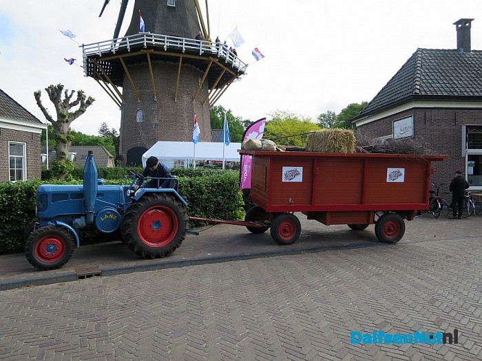 Hoonhorster brood gepresenteerd…. - Foto: Wim