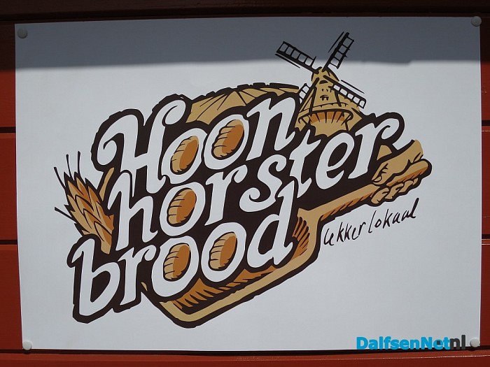 Hoonhorster brood gepresenteerd…. - Foto: Wim