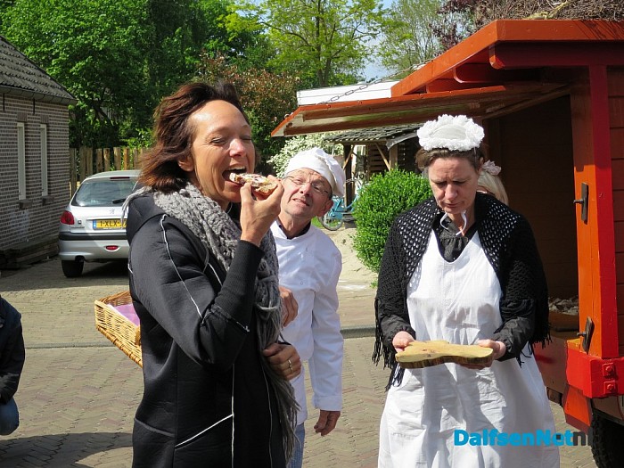 Hoonhorster brood gepresenteerd…. - Foto: Wim