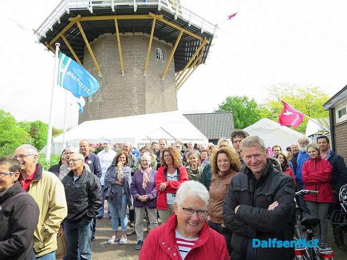 Hoonhorster brood gepresenteerd…. - Foto: Wim
