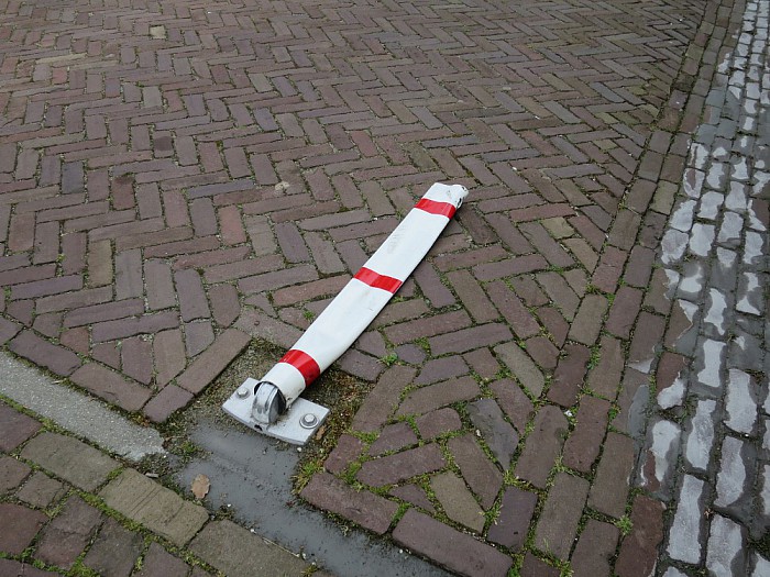 Palen staan er niet om ze omver te rijden - Foto: Wim