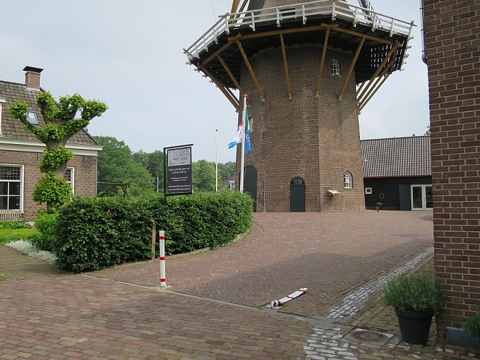 Palen staan er niet om ze omver te rijden - Foto: Wim