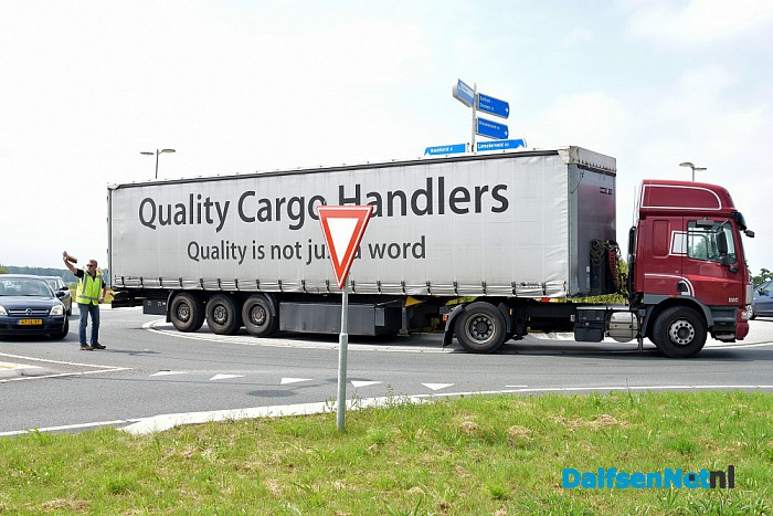 Vrachtwagenchauffeur ziet auto over het hoofd - Foto: Johan Bokma