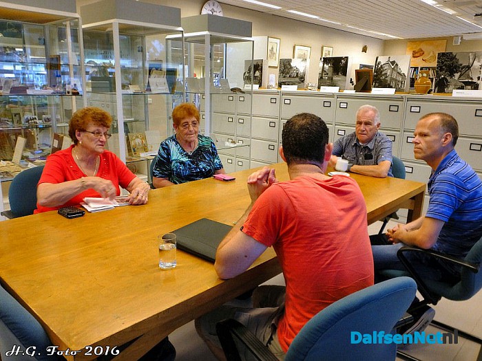 Hoog bezoek voor de werkgroep Doc. ’39-’45 van de Historische kring Dalfsen. - Foto: H.G. Foto