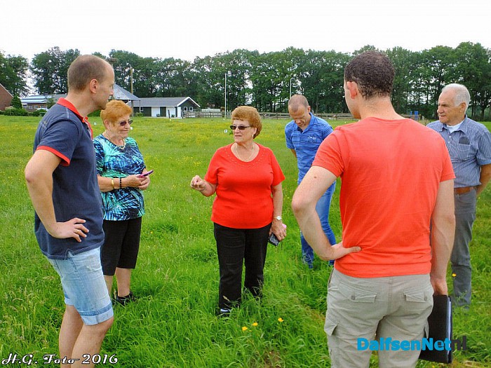 Hoog bezoek voor de werkgroep Doc. ’39-’45 van de Historische kring Dalfsen. - Foto: H.G. Foto