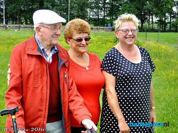 Hoog bezoek voor de werkgroep Doc. ’39-’45 van de Historische kring Dalfsen. - Foto: H.G. Foto