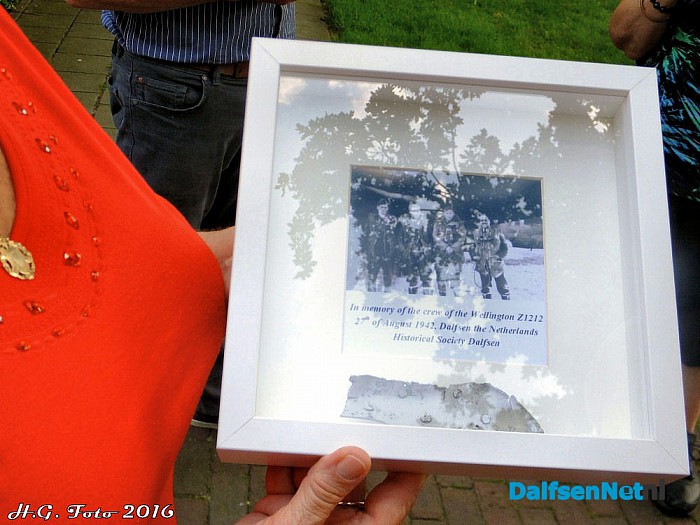 Hoog bezoek voor de werkgroep Doc. ’39-’45 van de Historische kring Dalfsen. - Foto: H.G. Foto