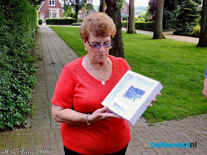 Hoog bezoek voor de werkgroep Doc. ’39-’45 van de Historische kring Dalfsen. - Foto: H.G. Foto