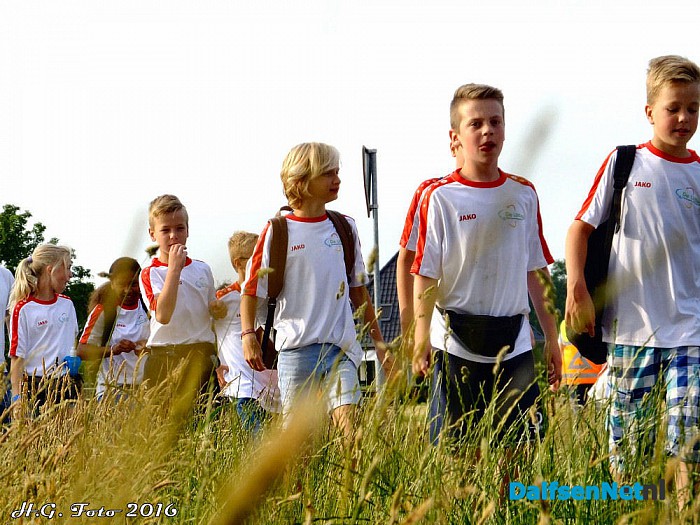 Laatste wandeldag het weer en de sfeer waren top.(Foto update) - Foto: H.G. Foto