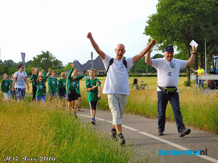 Laatste wandeldag het weer en de sfeer waren top.(Foto update) - Foto: H.G. Foto