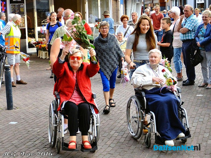 Laatste wandeldag het weer en de sfeer waren top.(Foto update) - Foto: H.G. Foto