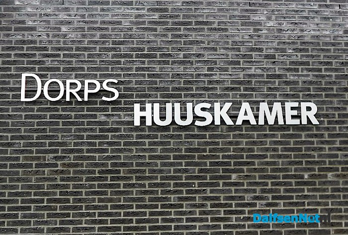 Dorpshuiskamer kijkt uit op bloemenparadijs