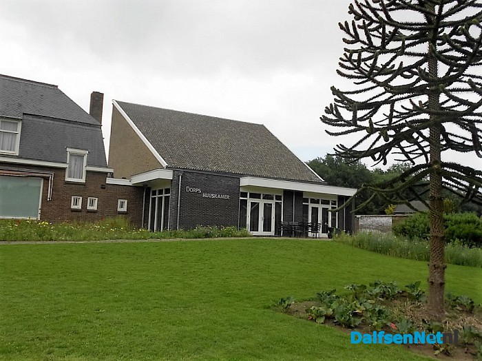 Dorpshuiskamer kijkt uit op bloemenparadijs