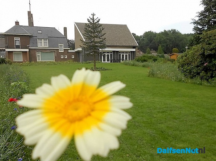 Dorpshuiskamer kijkt uit op bloemenparadijs