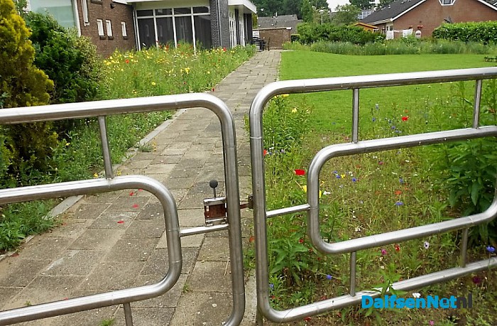 Dorpshuiskamer kijkt uit op bloemenparadijs
